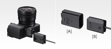 [左] 產品圖片展示將 NP-FW50 的插件板插入 ZV-E10 相機的電池插槽。[右] 產品圖片展示：A：NP-FZ100 的插件板適配器；B：纜線上的 NP-FW50 插件板。